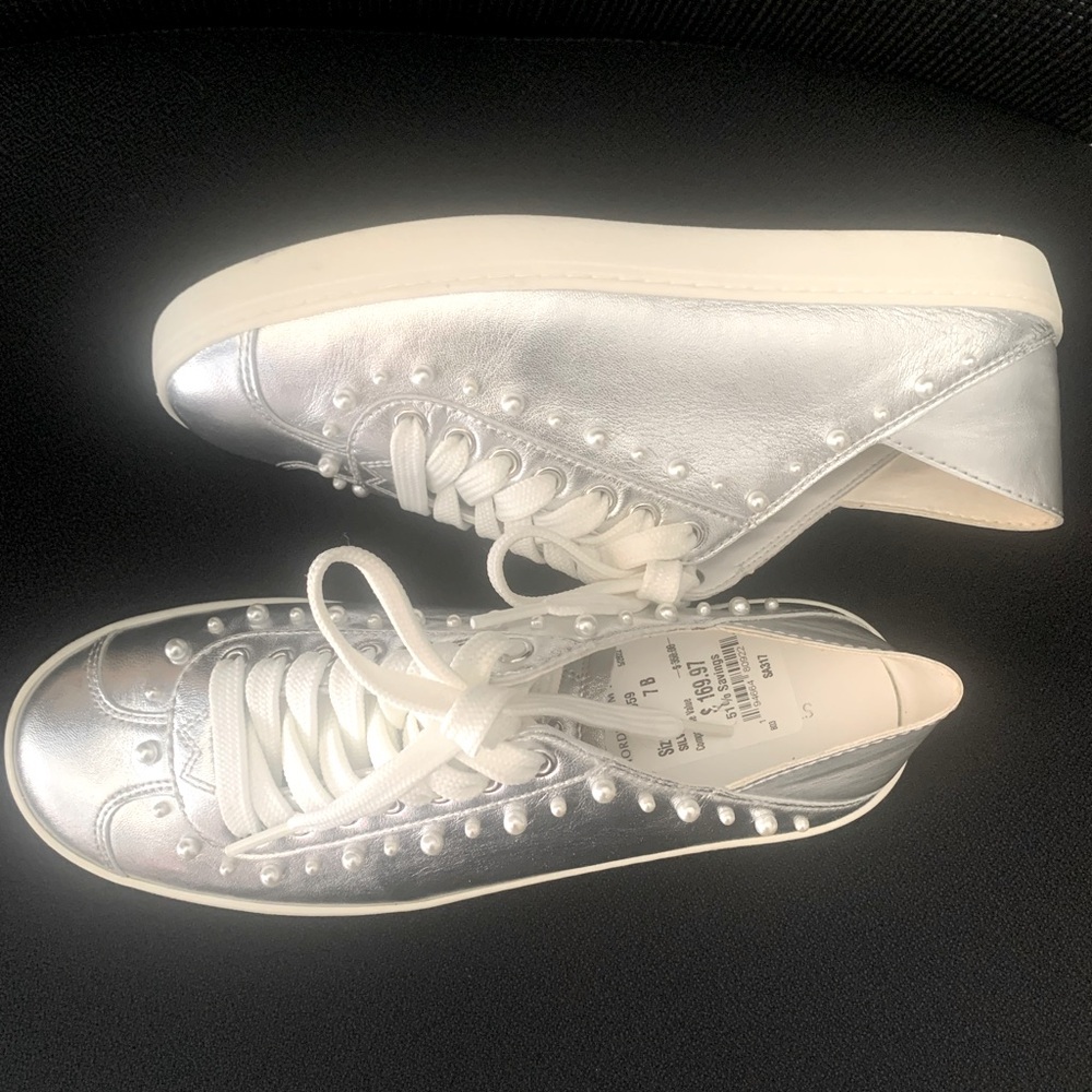 Women’s Metallic Silver Leather Sneaker Sz 7. Round toe. Pearly embellishment.